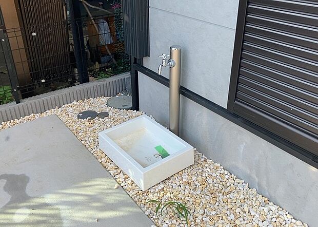 【外水栓】外水栓は、庭の水やりや洗車など、様々な用途に使える便利な設備です。ホースがしっかりと接続できるもの、水圧が安定しているものなど、使い勝手の良いものを選びましょう。また、凍結防止機能が付いているものなら、冬場でも安心して使用できます。