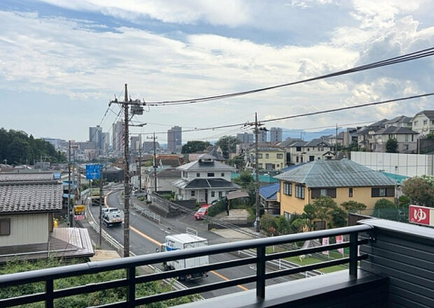 【物件からの展望】眺望を気にして物件を探す場合、前面に建物が建っていないか現地で確認しましょう!前面に建物があると景色はもちろん、日当たりや風通しにも影響が出てきます。住んだ時のことを想像しながら現地見学をしましょう。