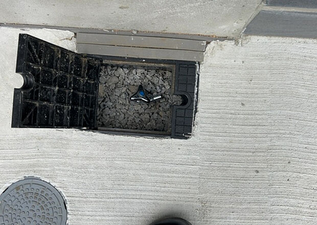 【その他設備】敷地内には、散水栓や立水栓があります。水道水を直接利用できるため、水を運ぶ手間を省くことが出来ます。大量の水を必要とする洗車作業や清掃などに役立ちます。その他設備とあわせて、現地でご確認ください。