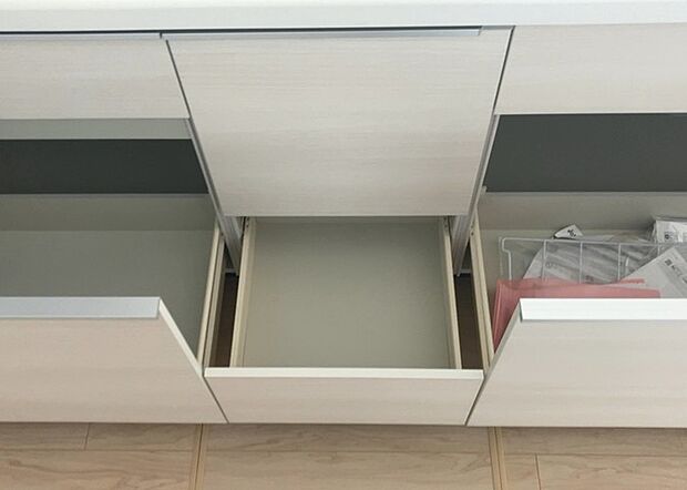 【キッチン床下収納】キッチン床下収納は、調理器具や食器などをスッキリと収納できる便利なスペースです。収納量が多いもの、引き出しがスムーズに開閉するものなど、使い勝手の良いものを選ぶことが大切です。また、湿気がこもりやすい場所なので、通気性の良いものを選ぶこともおすすめです。