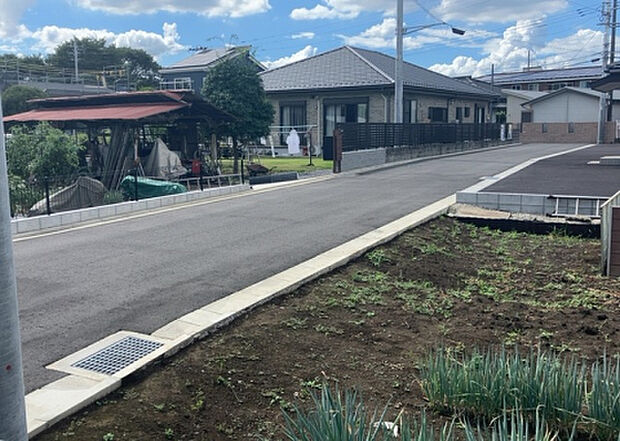 【前面道路含む現地写真_2】お持ちの車種によっては前面道路が広い方が便利でしょう。しかし、前面道路が広ければその分交通量が多くなるため、騒音などが気になる場合があります。実際に現地を見学し、周辺交通量や騒音などを確認しましょう!