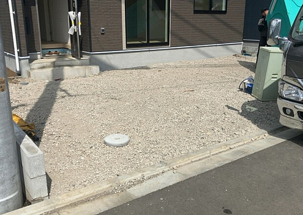 【駐車場】駐車場と明記されていても、最小スペースでつくられた駐車場だと大型車は駐車できなかったり、出入りしにくくなったりする可能性があります。お車のサイズと購入したい物件の駐車場のサイズを現地で確認しましょう。