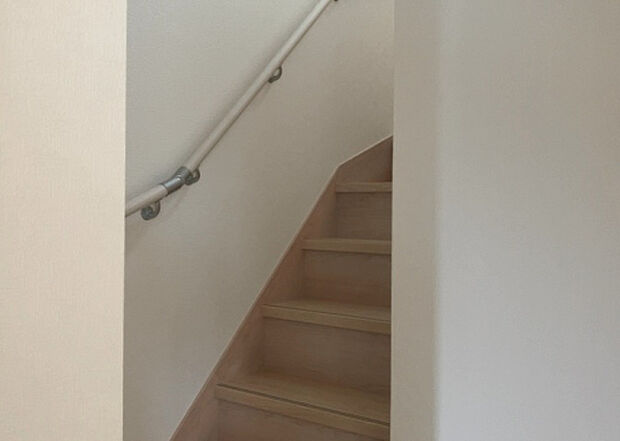【内装】建物の上下階の通路である階段は、その位置によって動線や室内の印象が大きく左右されます。手摺にも重要な役割があり、転倒の防止・歩行や動作を円滑にして日常生活を支えることを主な目的として設置されています。