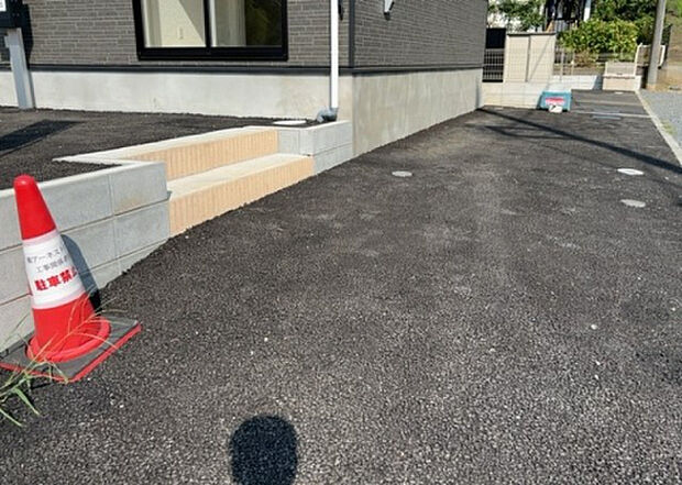 【駐車場】駐車場と明記されていても、最小スペースでつくられた駐車場だと大型車は駐車できなかったり、出入りしにくくなったりする可能性があります。お車のサイズと購入したい物件の駐車場のサイズを現地で確認しましょう。