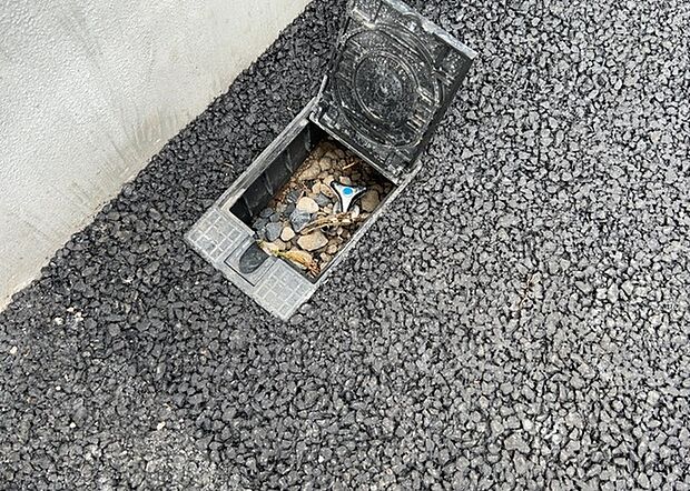 【外水栓】外水栓は、庭の水やりや洗車など、様々な用途に使える便利な設備です。ホースがしっかりと接続できるもの、水圧が安定しているものなど、使い勝手の良いものを選びましょう。また、凍結防止機能が付いているものなら、冬場でも安心して使用できます。
