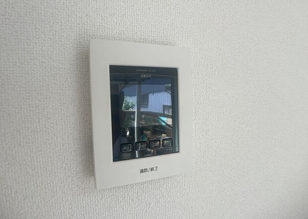 【TVモニター付きインターホン】TVモニター付きインターホンは、来訪者の顔を確認できるだけでなく、音声でやり取りすることもできるため、セキュリティ面で安心できる設備です。モニター画面が大きく見やすいもの、夜間でも来訪者をしっかりと確認できるものなど、機能性を重視したいところです。