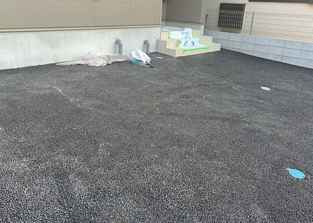 【駐車場】駐車場と明記されていても、最小スペースでつくられた駐車場だと大型車は駐車できなかったり、出入りしにくくなったりする可能性があります。お車のサイズと購入したい物件の駐車場のサイズを現地で確認しましょう。