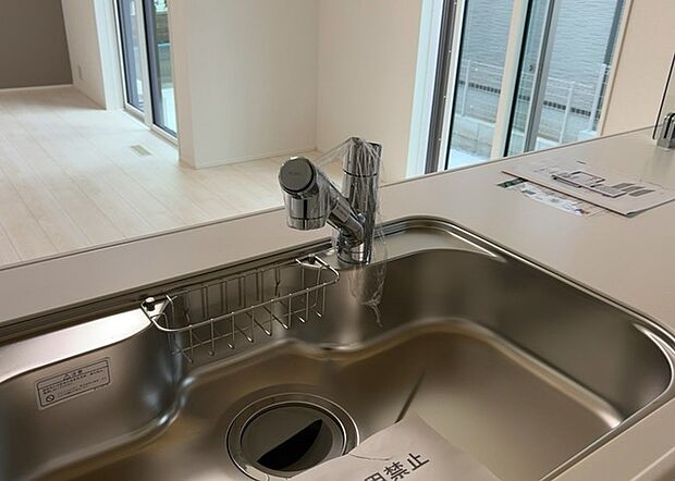【キッチン水栓】キッチン水栓は、毎日必ず使うものだからこそ、使いやすさが重要です。シャワーヘッドの切り替えがスムーズか、吐水量が調節できるか、水しぶきが飛び散りにくい構造か、浄水機能が付いているかなど、日々の家事を快適にするための機能が数多くあります。また、デザインも多種多様なので、キッチン全体の雰囲気に合わせたものを選ぶことができます。