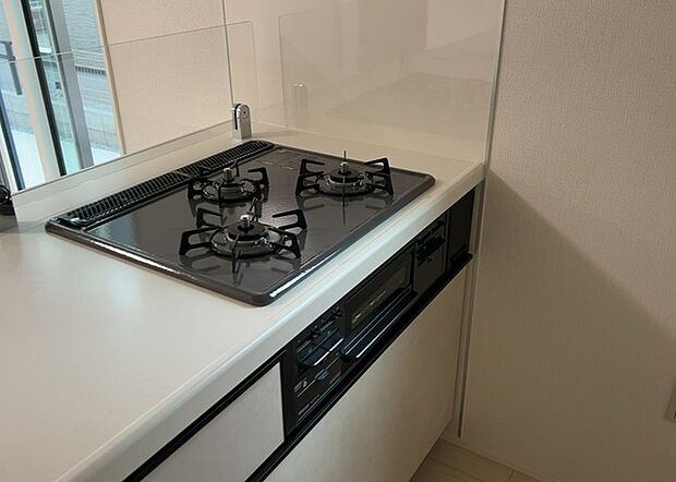 【キッチンコンロ】キッチンコンロは、料理の質を大きく左右する重要な設備です。火力調整のしやすさ、グリル機能の有無、安全装置の充実度など、選ぶポイントがたくさんあります。特に、IHクッキングヒーターは、お手入れのしやすさや安全性が高く、近年人気が高まっています。