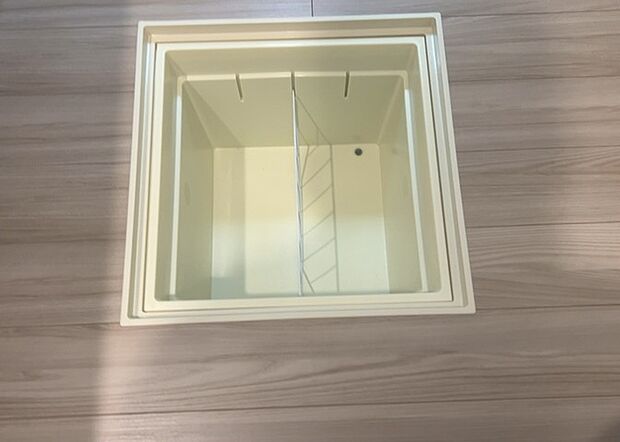 【キッチン床下収納】キッチン床下収納は、調理器具や食器などをスッキリと収納できる便利なスペースです。収納量が多いもの、引き出しがスムーズに開閉するものなど、使い勝手の良いものを選ぶことが大切です。また、湿気がこもりやすい場所なので、通気性の良いものを選ぶこともおすすめです。