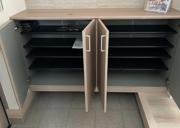 【玄関収納】玄関収納は、靴や傘、コートなどをスッキリと収納できるだけでなく、来客時に見せる顔となるため、家の顔とも言えます。収納量だけでなく、デザイン性も重視したいところです。ミラー付きの収納であれば、外出前の身だしなみチェックにも便利です。