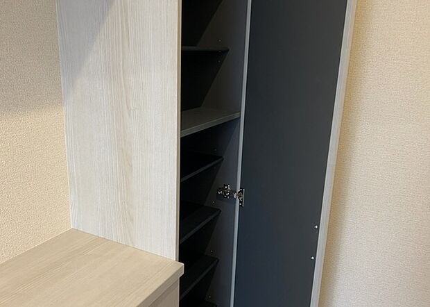【玄関収納】玄関収納は、靴や傘、コートなどをスッキリと収納できるだけでなく、来客時に見せる顔となるため、家の顔とも言えます。収納量だけでなく、デザイン性も重視したいところです。ミラー付きの収納であれば、外出前の身だしなみチェックにも便利です。