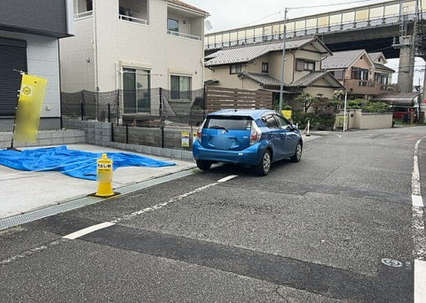 【前面道路含む現地写真_2】お持ちの車種によっては前面道路が広い方が便利でしょう。しかし、前面道路が広ければその分交通量が多くなるため、騒音などが気になる場合があります。実際に現地を見学し、周辺交通量や騒音などを確認しましょう!