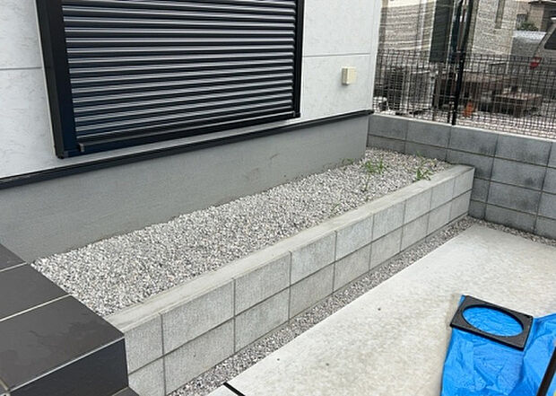 【庭】庭があることでガーデニングや家庭菜園はもちろん、こどもの遊び場やペットを放して遊ぶことができます。また、家の周囲に余裕があるということです。隣地との間があれば、十分な日当たりと、風通しが確保できます。