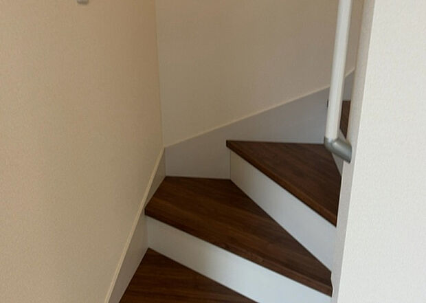 【内装】建物の上下階の通路である階段は、その位置によって動線や室内の印象が大きく左右されます。手摺にも重要な役割があり、転倒の防止・歩行や動作を円滑にして日常生活を支えることを主な目的として設置されています。