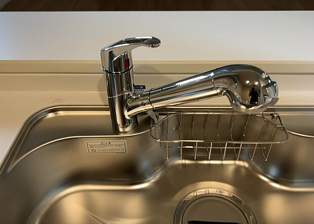【キッチン水栓】キッチン水栓は、毎日必ず使うものだからこそ、使いやすさが重要です。シャワーヘッドの切り替えがスムーズか、吐水量が調節できるか、水しぶきが飛び散りにくい構造か、浄水機能が付いているかなど、日々の家事を快適にするための機能が数多くあります。また、デザインも多種多様なので、キッチン全体の雰囲気に合わせたものを選ぶことができます。
