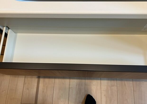 【キッチン床下収納】キッチン床下収納は、調理器具や食器などをスッキリと収納できる便利なスペースです。収納量が多いもの、引き出しがスムーズに開閉するものなど、使い勝手の良いものを選ぶことが大切です。また、湿気がこもりやすい場所なので、通気性の良いものを選ぶこともおすすめです。