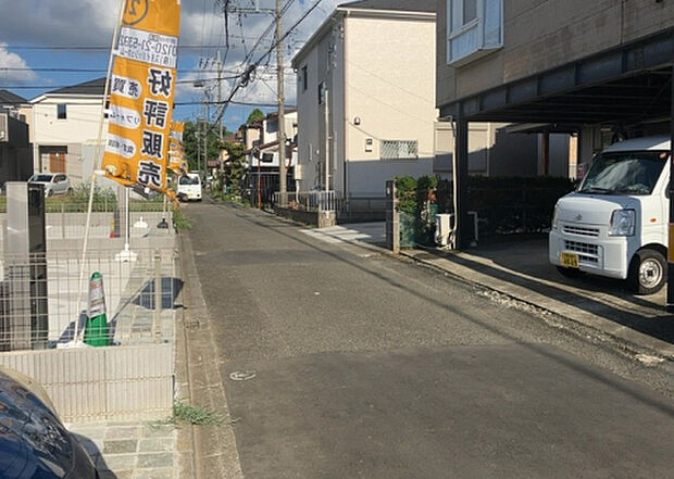 【前面道路含む現地写真_2】お持ちの車種によっては前面道路が広い方が便利でしょう。しかし、前面道路が広ければその分交通量が多くなるため、騒音などが気になる場合があります。実際に現地を見学し、周辺交通量や騒音などを確認しましょう!