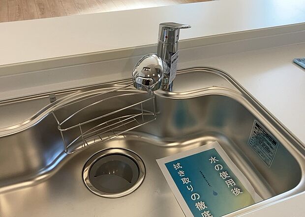 【キッチン水栓】キッチン水栓は、毎日必ず使うものだからこそ、使いやすさが重要です。シャワーヘッドの切り替えがスムーズか、吐水量が調節できるか、水しぶきが飛び散りにくい構造か、浄水機能が付いているかなど、日々の家事を快適にするための機能が数多くあります。また、デザインも多種多様なので、キッチン全体の雰囲気に合わせたものを選ぶことができます。