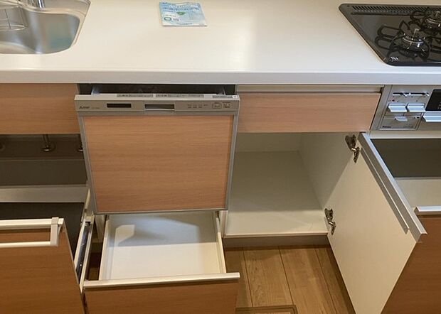 【キッチン床下収納】キッチン床下収納は、調理器具や食器などをスッキリと収納できる便利なスペースです。収納量が多いもの、引き出しがスムーズに開閉するものなど、使い勝手の良いものを選ぶことが大切です。また、湿気がこもりやすい場所なので、通気性の良いものを選ぶこともおすすめです。