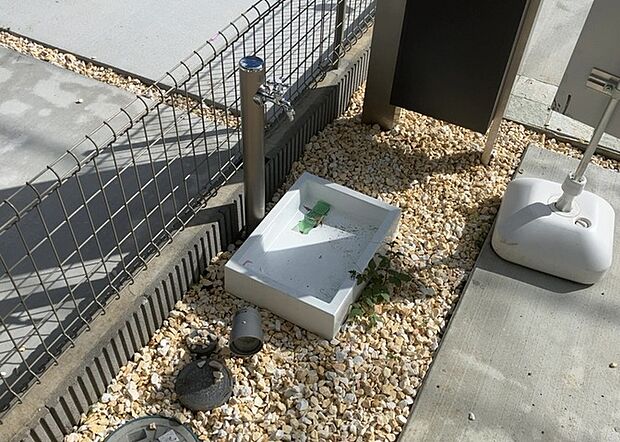 【外水栓】外水栓は、庭の水やりや洗車など、様々な用途に使える便利な設備です。ホースがしっかりと接続できるもの、水圧が安定しているものなど、使い勝手の良いものを選びましょう。また、凍結防止機能が付いているものなら、冬場でも安心して使用できます。