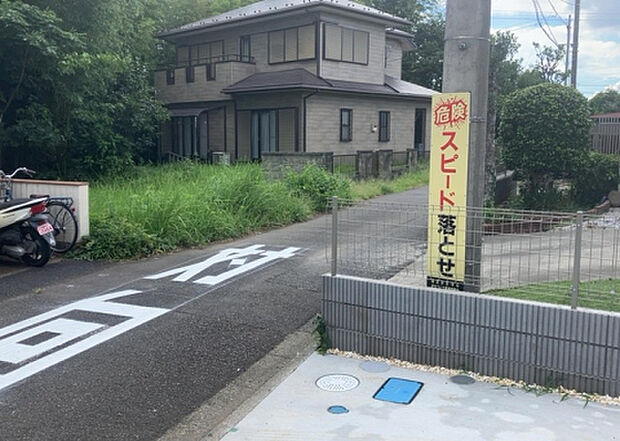 【前面道路含む現地写真_2】お持ちの車種によっては前面道路が広い方が便利でしょう。しかし、前面道路が広ければその分交通量が多くなるため、騒音などが気になる場合があります。実際に現地を見学し、周辺交通量や騒音などを確認しましょう！