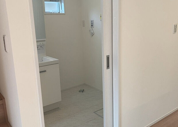 【脱衣場】多くの戸建て住宅で見かける洗面脱衣所は、洗面台と洗濯機が2畳ほどのスペースに並べられていて、洗面所が脱衣所を兼ね備えている間取りが一般的です。お客様が利用することもある、パブリックな空間でもあります。
