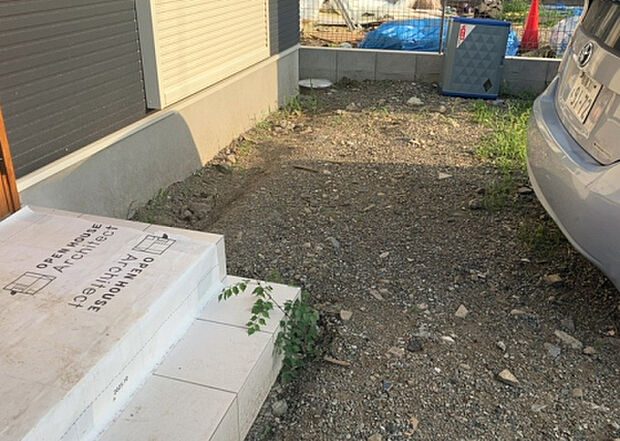 【庭】庭があることでガーデニングや家庭菜園はもちろん、こどもの遊び場やペットを放して遊ぶことができます。また、家の周囲に余裕があるということです。隣地との間があれば、十分な日当たりと、風通しが確保できます。