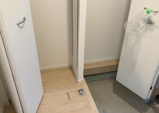 【玄関収納】玄関収納は、靴や傘、コートなどをスッキリと収納できるだけでなく、来客時に見せる顔となるため、家の顔とも言えます。収納量だけでなく、デザイン性も重視したいところです。ミラー付きの収納であれば、外出前の身だしなみチェックにも便利です。