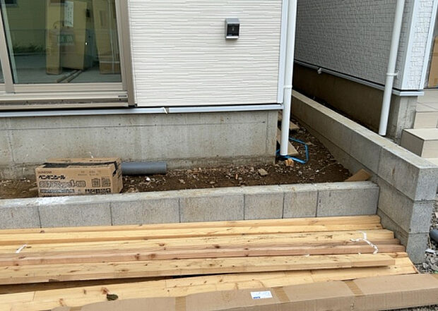 【構造・工法・仕様_2】ベタ基礎とは、柱の位置に関係なく全体に基礎がある事を指し、面積が大きい分建物の重さを全体に分散できます。また、地面からの湿気や害虫を遮断でき、木造住宅で心配されるシロアリ被害を防ぐ効果も期待できます。