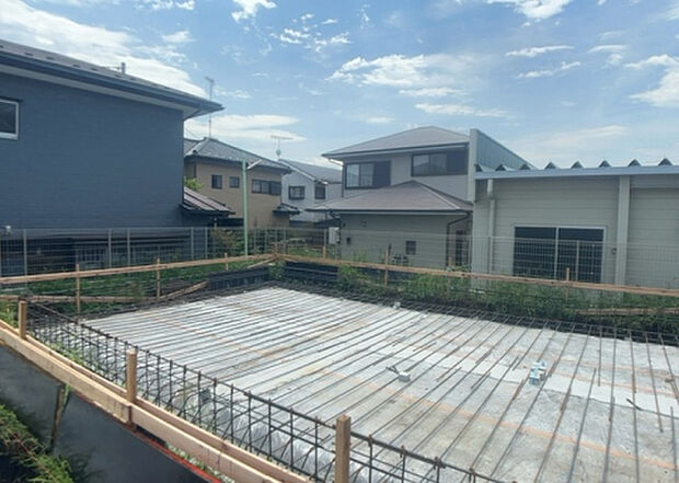 【構造・工法・仕様_2】ベタ基礎とは、柱の位置に関係なく全体に基礎がある事を指し、面積が大きい分建物の重さを全体に分散できます。また、地面からの湿気や害虫を遮断でき、木造住宅で心配されるシロアリ被害を防ぐ効果も期待できます。