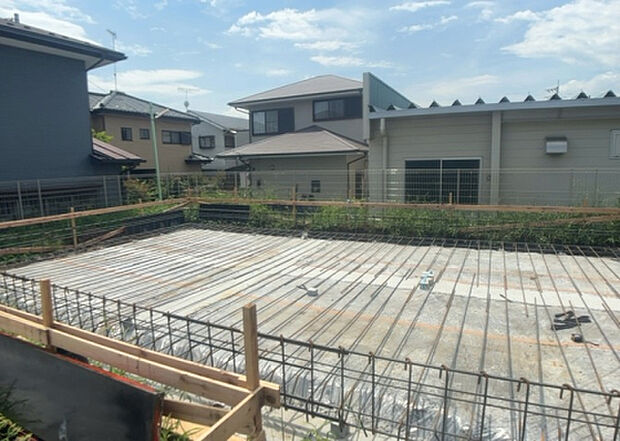 【玄関_2】玄関は、狭すぎると複数人で使いにくく、広すぎても無駄な空間になりがちです。最低2畳を目安にして、家の広さとの兼ね合いや家族の人数を考慮して決めるとよいでしょう。現地を見学して快適な玄関を選びましょう!