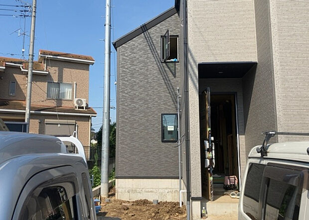 【外観_3】現地に行くなら、物件の周囲の地形がどうなっているかを見ることも大切です。周辺より低くなっている土地では、大雨などで水が集まりやすいため、地盤が弱くなっているということも考えられるため、注意が必要です。