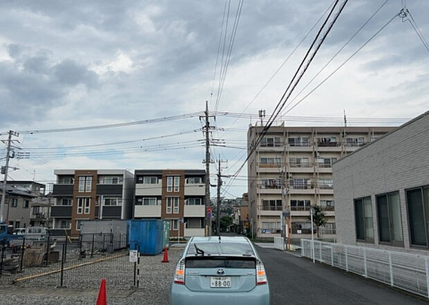 【物件からの展望_2】眺望を気にして物件を探す場合、前面に建物が建っていないか現地で確認しましょう！前面に建物があると景色はもちろん、日当たりや風通しにも影響が出てきます。住んだ時のことを想像しながら現地見学をしましょう。