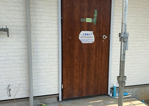【玄関_2】玄関は、狭すぎると複数人で使いにくく、広すぎても無駄な空間になりがちです。最低2畳を目安にして、家の広さとの兼ね合いや家族の人数を考慮して決めるとよいでしょう。現地を見学して快適な玄関を選びましょう!