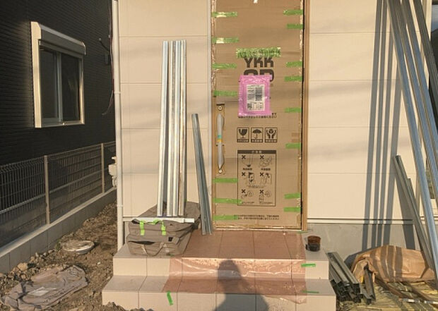 【玄関_2】玄関は、狭すぎると複数人で使いにくく、広すぎても無駄な空間になりがちです。最低2畳を目安にして、家の広さとの兼ね合いや家族の人数を考慮して決めるとよいでしょう。現地を見学して快適な玄関を選びましょう!