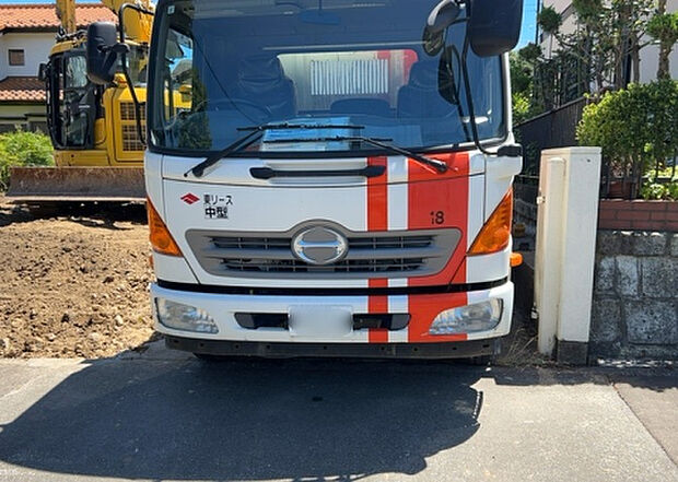 【駐車場】駐車場と明記されていても、最小スペースでつくられた駐車場だと大型車は駐車できなかったり、出入りしにくくなったりする可能性があります。お車のサイズと購入したい物件の駐車場のサイズを現地で確認しましょう。