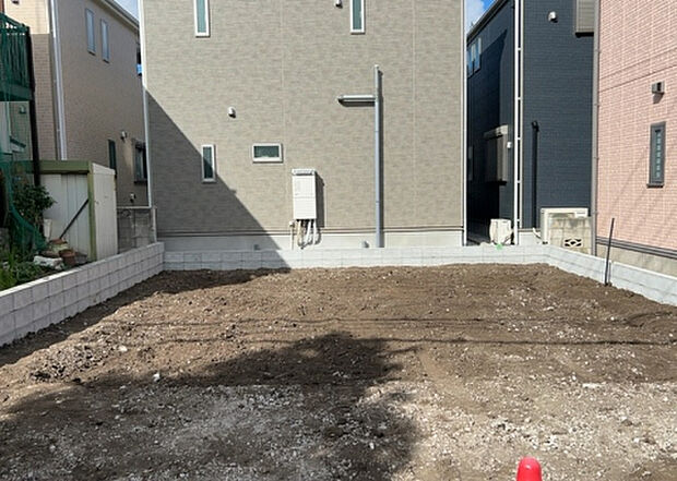 【玄関_2】玄関は、狭すぎると複数人で使いにくく、広すぎても無駄な空間になりがちです。最低2畳を目安にして、家の広さとの兼ね合いや家族の人数を考慮して決めるとよいでしょう。現地を見学して快適な玄関を選びましょう!