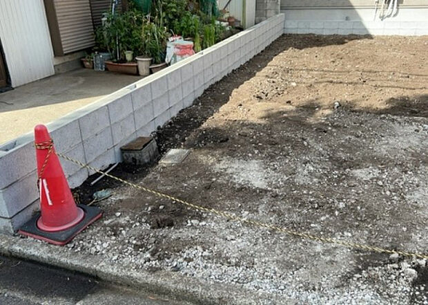 【その他設備】敷地内には、散水栓や立水栓があります。水道水を直接利用できるため、水を運ぶ手間を省くことが出来ます。大量の水を必要とする洗車作業や清掃などに役立ちます。その他設備とあわせて、現地でご確認ください。