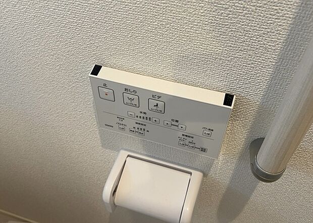 【ウォシュレット(リモコン)】ウォシュレットは、衛生面だけでなく、快適性も向上させる便利な設備です。洗浄機能の種類や水温調節機能など、様々な機能が付いたものが多くあります。リモコンも、操作が簡単で、使いやすいものを選びましょう。