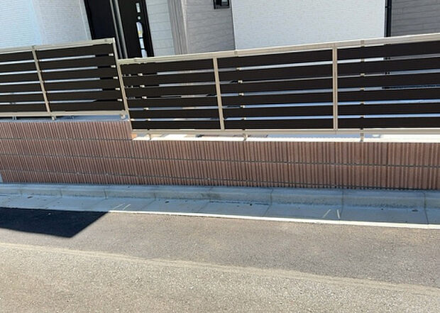 【前面道路含む現地写真_2】お持ちの車種によっては前面道路が広い方が便利でしょう。しかし、前面道路が広ければその分交通量が多くなるため、騒音などが気になる場合があります。実際に現地を見学し、周辺交通量や騒音などを確認しましょう!