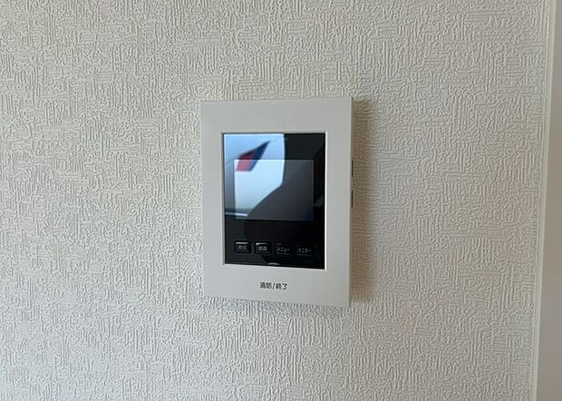 【TVモニター付きインターホン】TVモニター付きインターホンは、来訪者の顔を確認できるだけでなく、音声でやり取りすることもできるため、セキュリティ面で安心できる設備です。モニター画面が大きく見やすいもの、夜間でも来訪者をしっかりと確認できるものなど、機能性を重視したいところです。