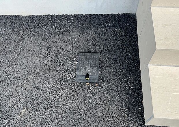 【外水栓】外水栓は、庭の水やりや洗車など、様々な用途に使える便利な設備です。ホースがしっかりと接続できるもの、水圧が安定しているものなど、使い勝手の良いものを選びましょう。また、凍結防止機能が付いているものなら、冬場でも安心して使用できます。