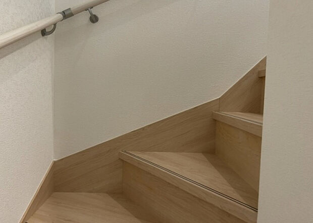 【内装】建物の上下階の通路である階段は、その位置によって動線や室内の印象が大きく左右されます。手摺にも重要な役割があり、転倒の防止・歩行や動作を円滑にして日常生活を支えることを主な目的として設置されています。