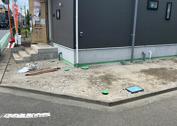 【駐車場】駐車場と明記されていても、最小スペースでつくられた駐車場だと大型車は駐車できなかったり、出入りしにくくなったりする可能性があります。お車のサイズと購入したい物件の駐車場のサイズを現地で確認しましょう。