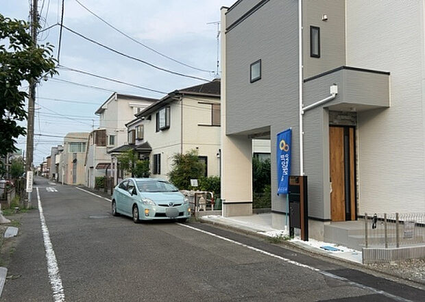 【前面道路含む現地写真_2】お持ちの車種によっては前面道路が広い方が便利でしょう。しかし、前面道路が広ければその分交通量が多くなるため、騒音などが気になる場合があります。実際に現地を見学し、周辺交通量や騒音などを確認しましょう!