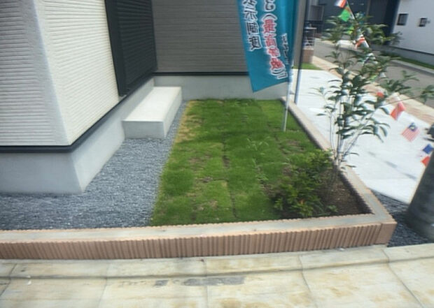 【庭】庭があることでガーデニングや家庭菜園はもちろん、こどもの遊び場やペットを放して遊ぶことができます。また、家の周囲に余裕があるということです。隣地との間があれば、十分な日当たりと、風通しが確保できます。