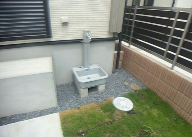 【その他設備】敷地内には、散水栓や立水栓があります。水道水を直接利用できるため、水を運ぶ手間を省くことが出来ます。大量の水を必要とする洗車作業や清掃などに役立ちます。その他設備とあわせて、現地でご確認ください。