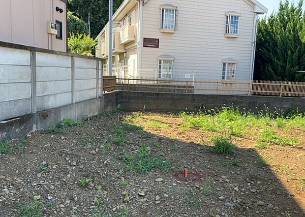 【庭_2】庭のある家に住むことのメリットとして、子どもたちの遊び場を確保できること、ガーデニングや家庭菜園を楽しめること、明るさを確保できることがあります。また、配置を工夫することでプライバシーが確保できます。