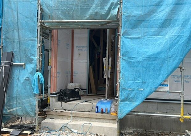 【玄関】玄関は家の顔でもあり、家族以外の目にも止まる場所です。玄関は外との間を仕切る扉、靴などをしまっておく収納スペース、靴脱ぎのたたきスペース、来客とのやり取りをするドアホンなど複数のアイテムからなります。